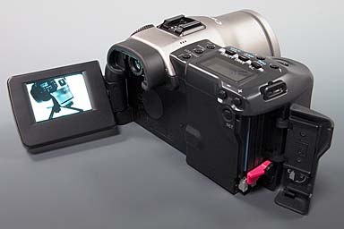 Canon PowerShot Pro70, LCD Monitor ausgeschwenkt, Karten-Steckplätze (Foto: MediaNord)