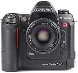 Fujifilm FinePix S2 Pro mit Objektiv AF Nikkor 50mm F1.8 D [Foto: MediaNord]