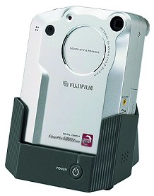 Fujifilm FinePix 6800 Zoom in Docking-Station [Foto: Fujifilm]