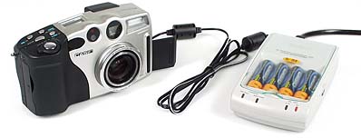 Casio Digitalkamera QV-3000EX/Ir und Netz-/Ladegerät BC-3HA [Foto: MediaNord]