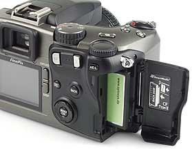 Fujifilm FinePix S602 Zoom, Speicherkartensteckplätze [Foto: MediaNord]