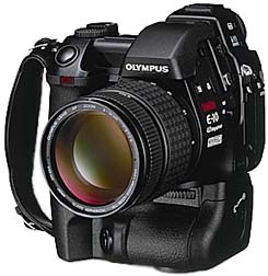 Olympus E-10 Spiegelreflex-Digitalkamera mit optionalem Akkupack [Foto: Olympus]