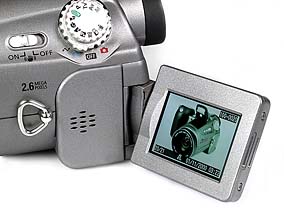 Canon PowerShot Pro90 IS - geschwenkter LCD-Bildschirm [Foto: MediaNord]