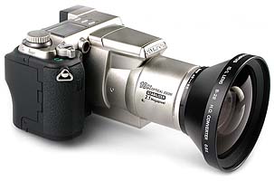 Olympus C-2100 Ultra Zoom mit Weitwinkelkonverter Olympus B-28 [Foto: MediaNord]