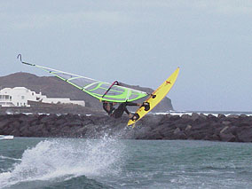 Windsurfer vor Lanzarote [Foto: Jan-Markus Rupprecht]